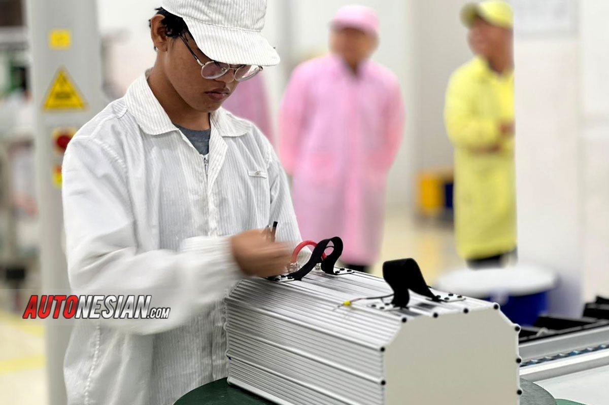 Produksi baterai Polytron Fox 350