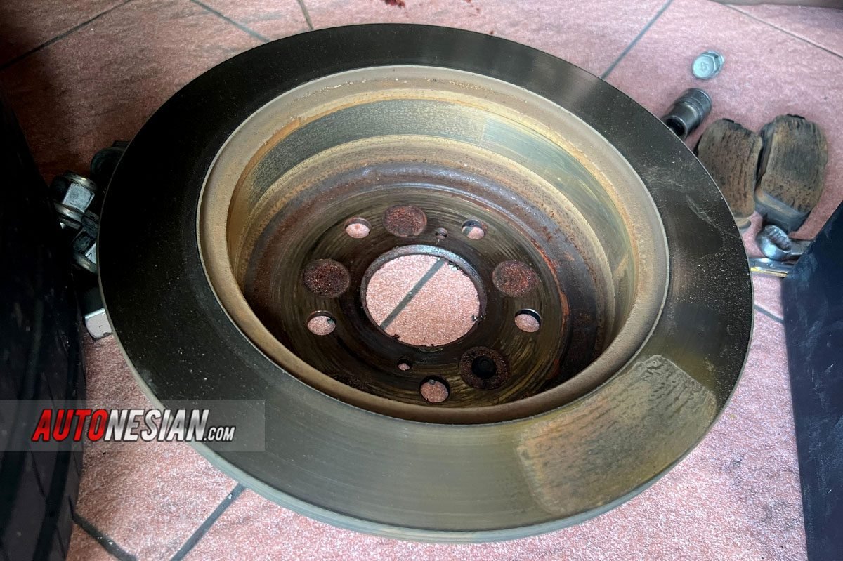 bekas piringan cakram yang roda terkunci