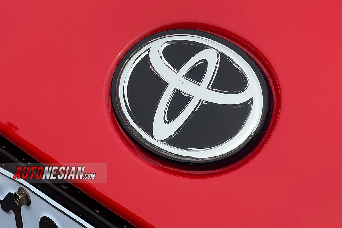 toyota logo bumper